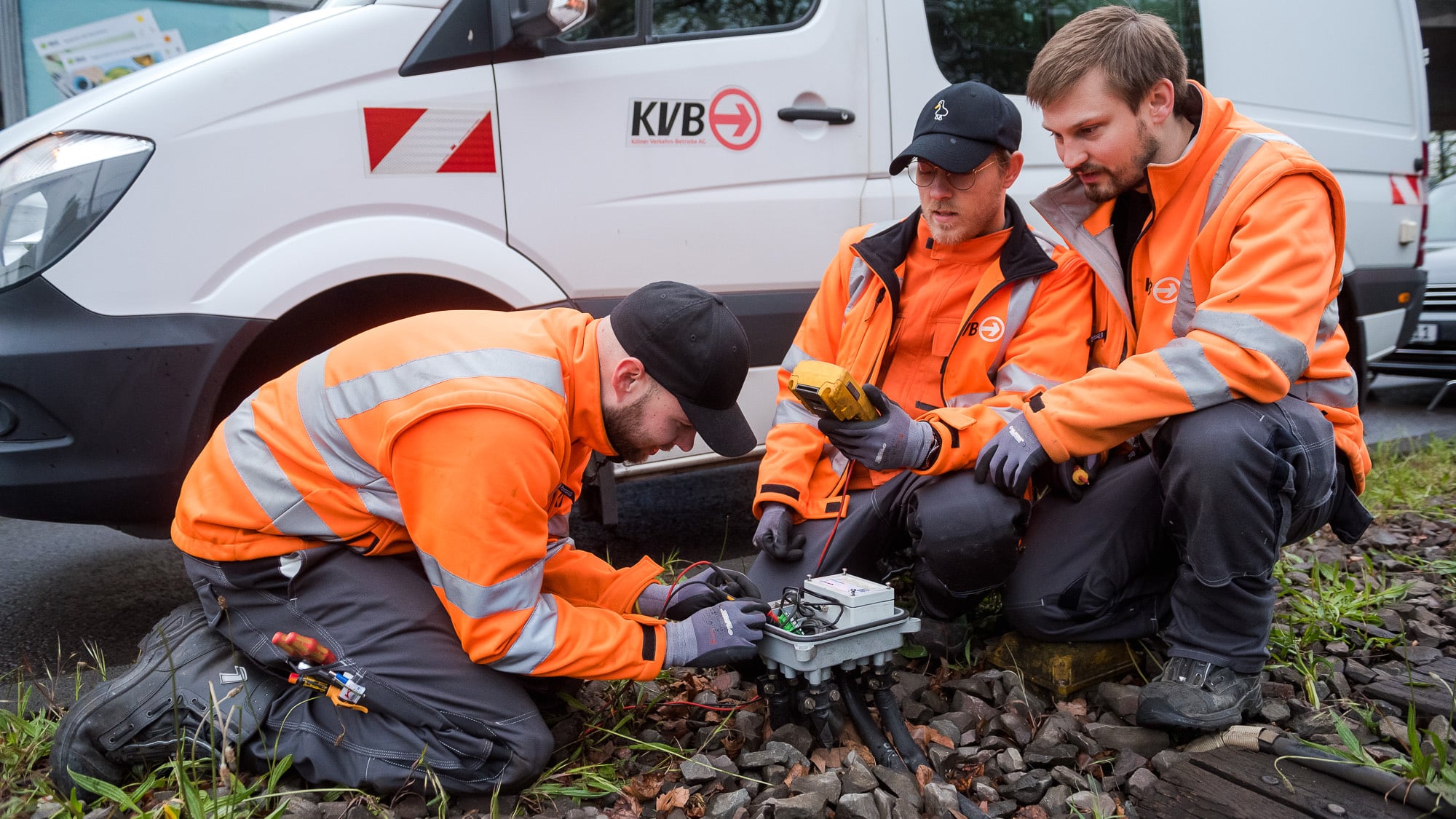 Techniker der KVB arbeiten an einer Weiche