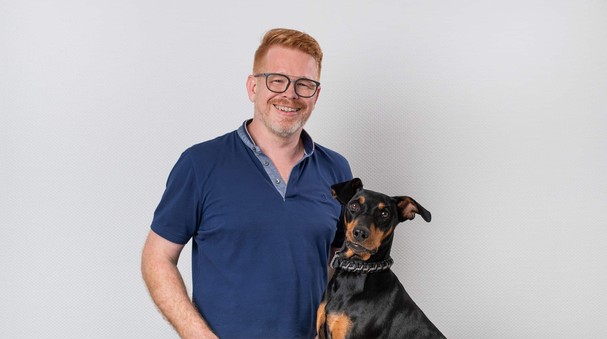 Arnd Bochmann, Agile Coach und Scrum Master beim InsurTech freeyou, mit einem Hund.