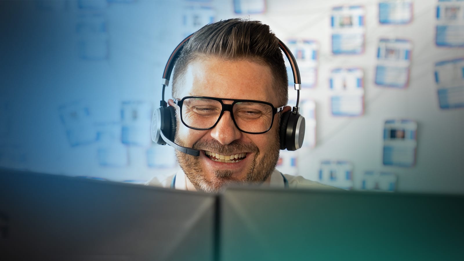 Ein Mitarbeiter von NetCologne Business mit Headset im Kundengespräch.