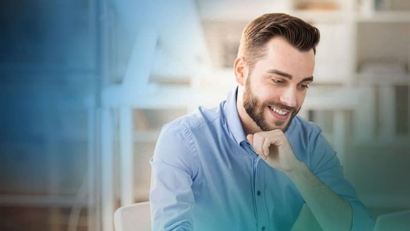 Ein Mann schaut auf einen Laptop-Bildschirm