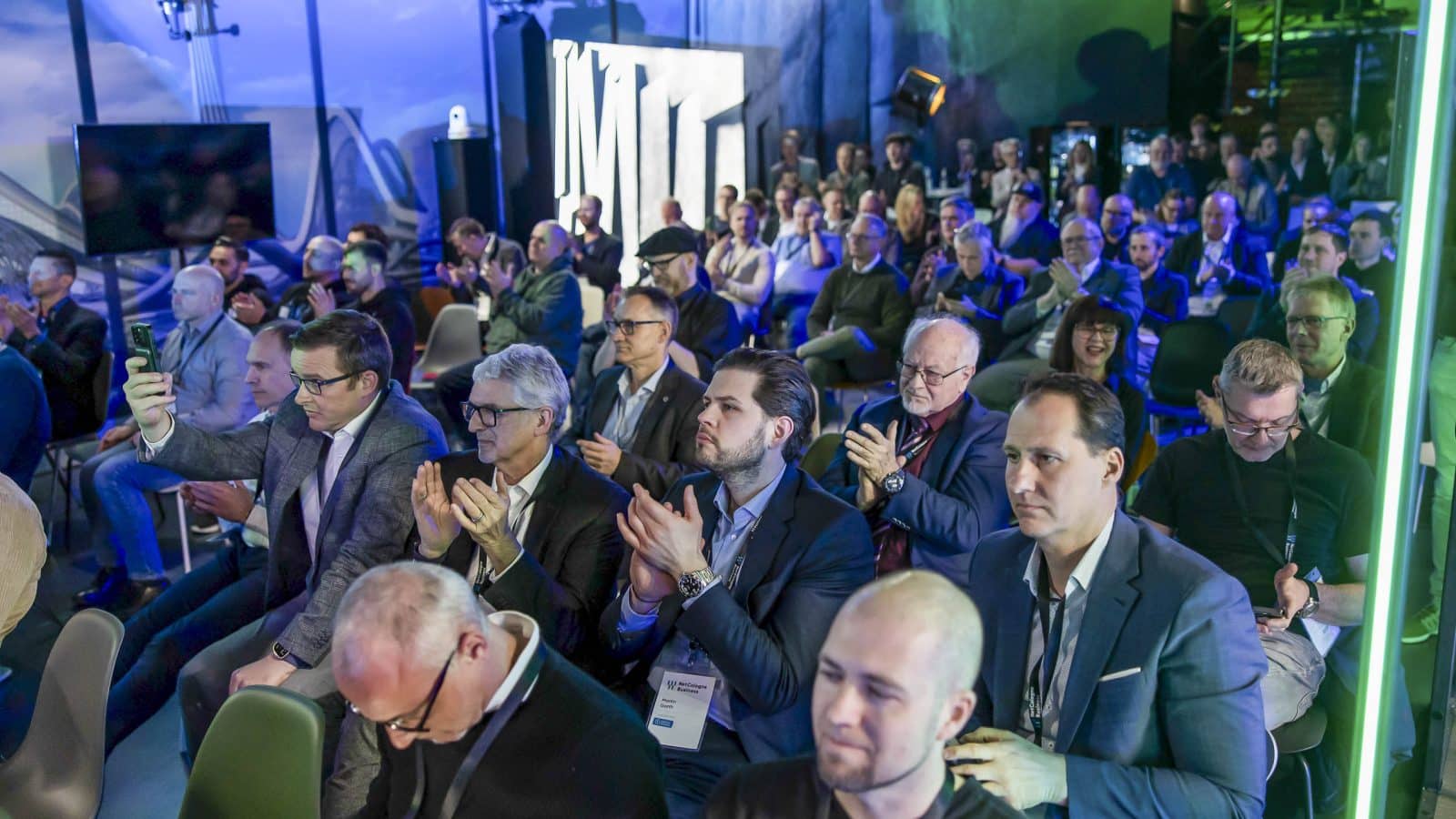 Besucher sitzen im Auditorium des Zukunftstages von NetCologne Business