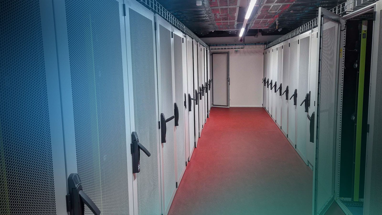 Ein Gang mit Schränken in einem Rechenzentrum von NetCologne