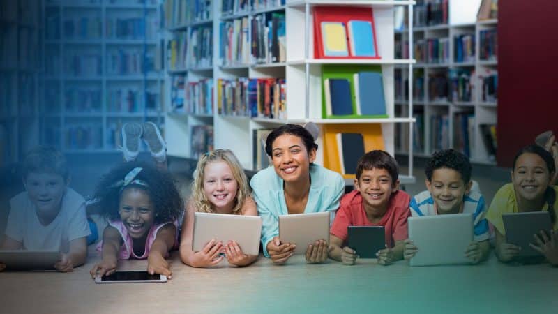 Lehrerin und Schüler mit Tablets in der Hand